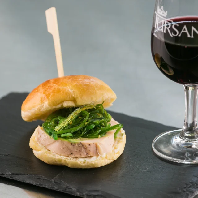 2 spécialités des Landes : buns au poulet et verre Tursan rouge