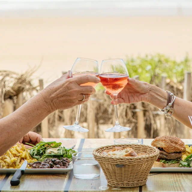 Sceller un accord autour d'un verre