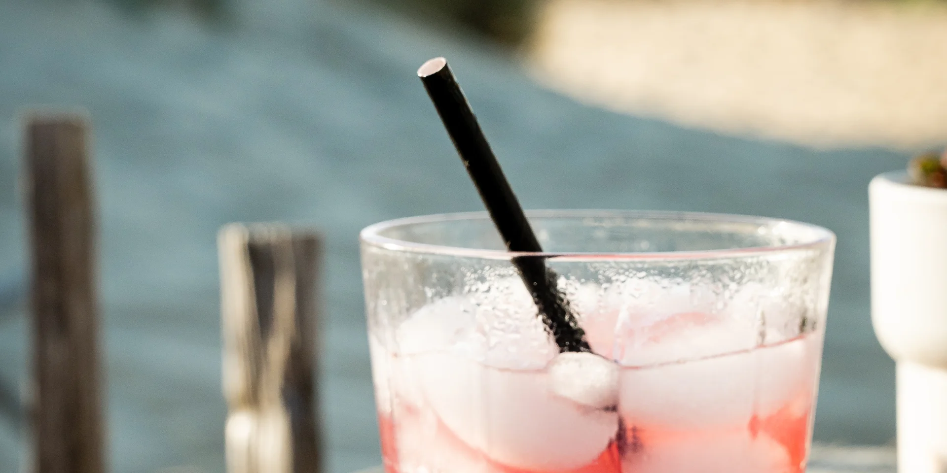 ausgehen Glas am Strand